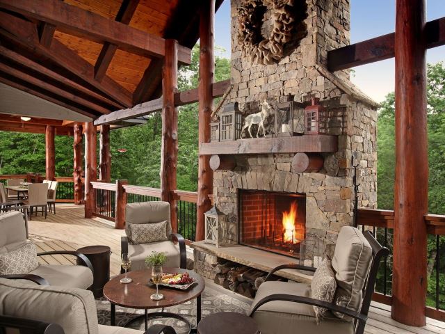 Best Outdoor Fireplaces for Backyard Christmas Gatherings